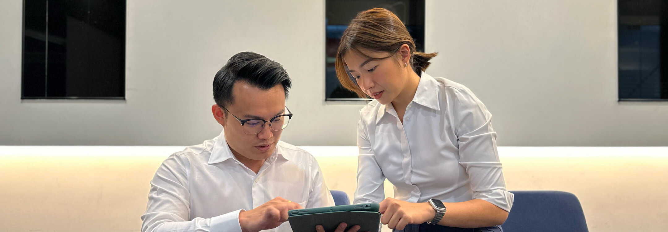 two-met-advisory-financial-consultants-discussing-in-a-room MET Advisory mortgage consultant explaining what is refinance to property owner/buyer/client